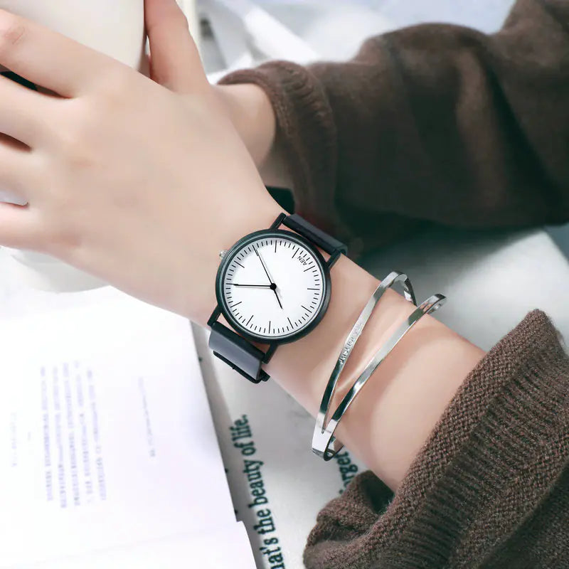 Fashionable Quartz Watch - Trendy Style in Stock