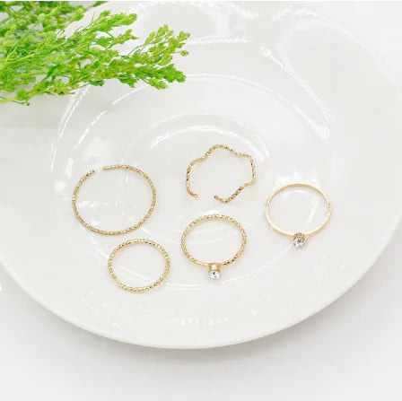 Geometric Twisted Ring Set with Diamond-Wave Design